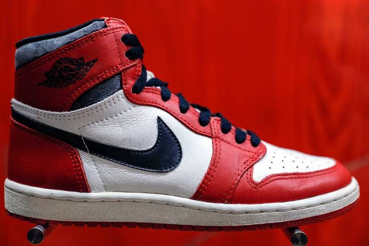 De una máquina de gofres a calzado de las grandes estrellas de la historia del deporte mundial: aterriza en Madrid la gran exposición sobre Nike