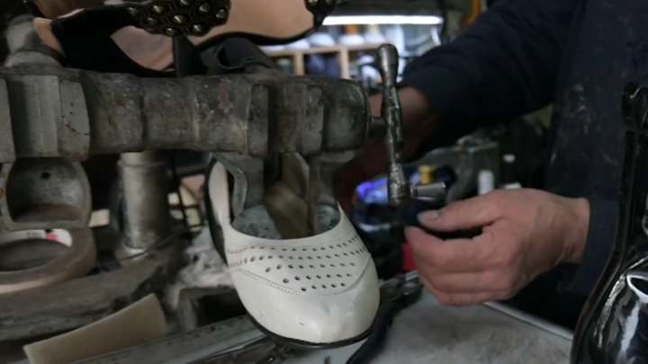 No Llega Cambio Generacional y Se Pierden Miles de Talleres de Reparación de Calzado en México