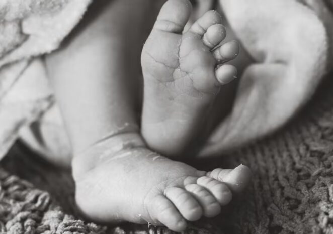 Bebé murió al caer en un balde con agua