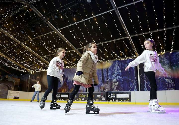 Niños y adolescentes, los que más disfrutan la pista de hielo de Oviedo
