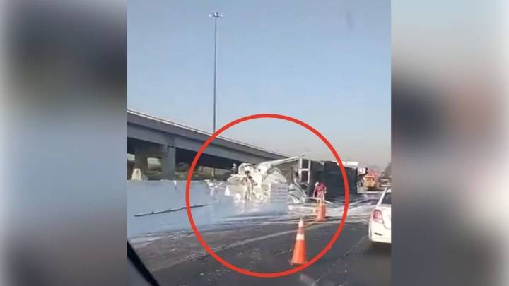 Vuelca tráiler que transportaba pintura en Circuito Exterior Mexuiquense, Ecatepec