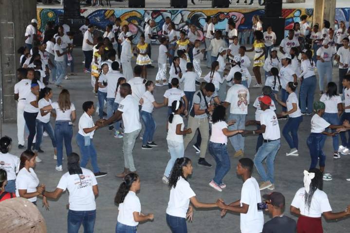 Implanta Cuba récord mundial de mayor tiempo bailando casino (+Fotos)