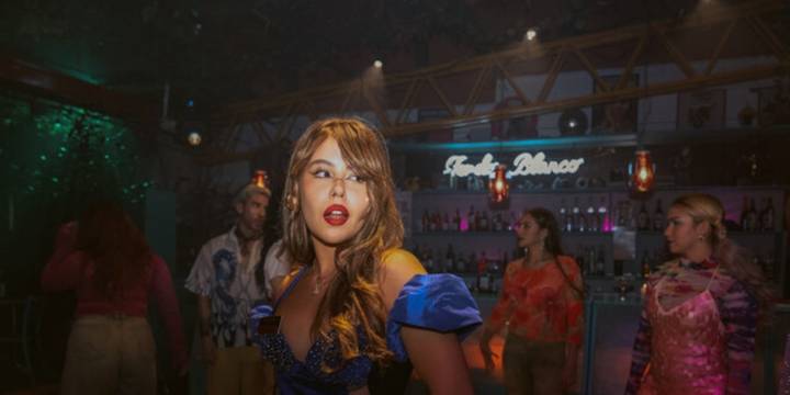 Juliana, la colombiana celebra su cumpleaños y la última noche de la pista en Bogotá con la Orquesta Lucho Bermúdez