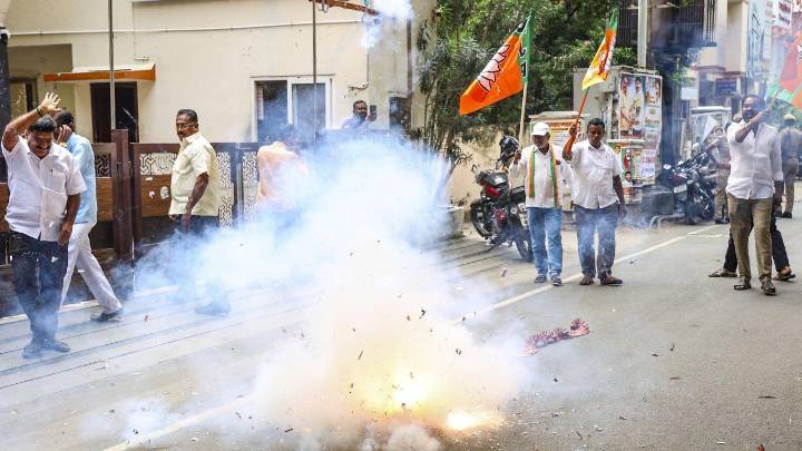 NDA celebrates with firecrackers, RJD headquarters in silence