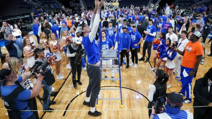 Florida's 7-foot-9 Olivier Rioux finally makes his college basketball debut