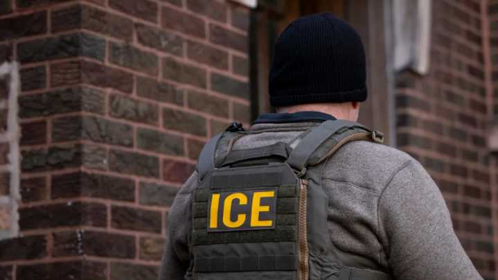 Agentes federales del ICE rompen la ventana de una camioneta y detienen a un hombre con una identificación REAL ID