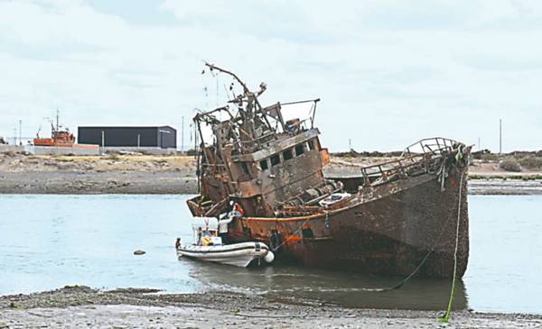 Reflotan el «Sagrado Corazón» tras 9 años hundido en el Puerto Rawson: Entre hoy y mañana lo retirarán definitivamente del cauce