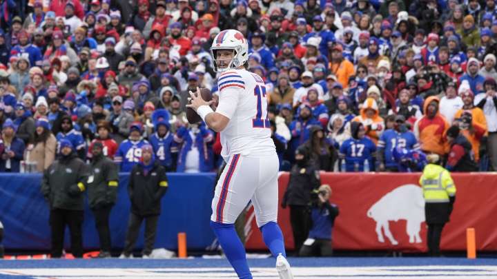 Bills hold slim 21-20 lead over Buccaneers at halftime