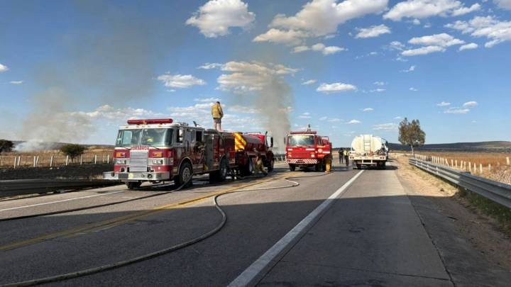 Se incendia pipa en carretera Lagos de Moreno-San Luis Potosí, no hay lesionados