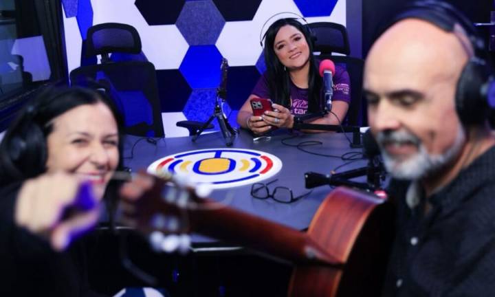 ¡Nunca es tarde cumplió tres años con serenata y todo!