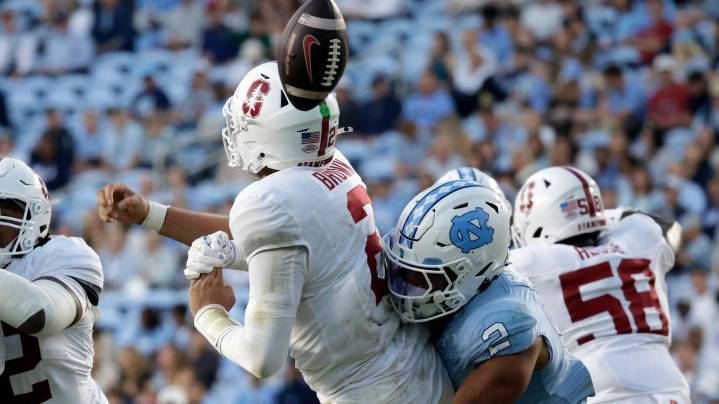 Lopez throws 2 TD passes, North Carolina beats Stanford 20