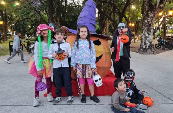 La Plaza Alvarado se disfrazó este Halloween, los más chicos salieron a pedir caramelos