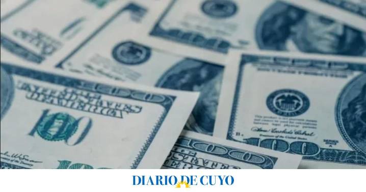 El dólar oficial cayó casi $50 en la semana, a contramano el blue cerró la semana al alza