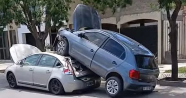 Se descompensó mientras manejaba y el auto voló sobre un vehículo estacionado