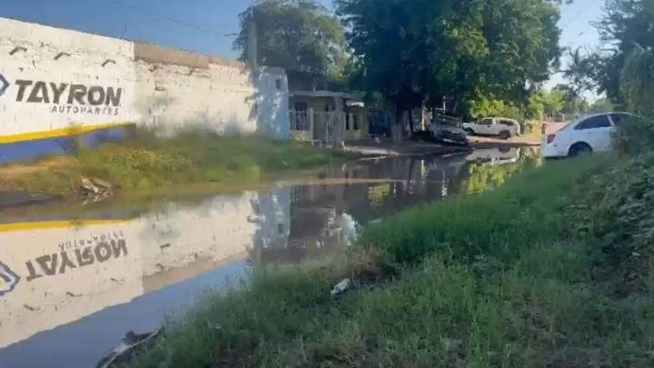 Padres de familia denuncian aguas negras estancadas frente a escuela en la colonia Pemex