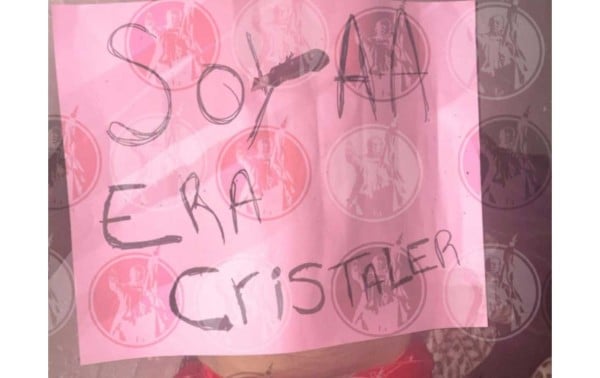 Visten ƈαđαvεŗ de hombre con ropa interior de mujer y lo tїŗαn con mensaje a ƈŗїstαłεŗѻs