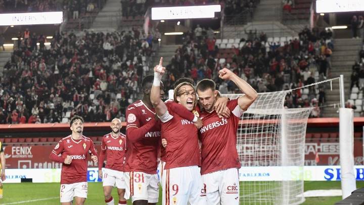 El Real Murcia se aficiona a ganar y da un puñetazo en la clasificación