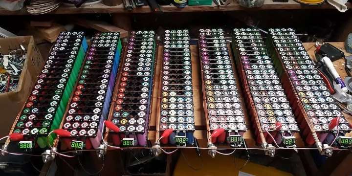 Un hombre juntó 1.000 baterías de laptop durante 8 años y ahora tiene electricidad gratis en casa