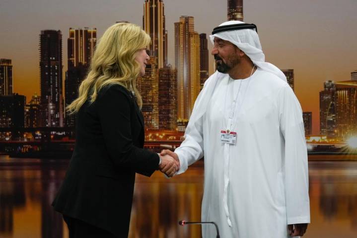 Emirates announces an order of 65 Boeing 777-9s with list price of $38 billion at Dubai Air Show