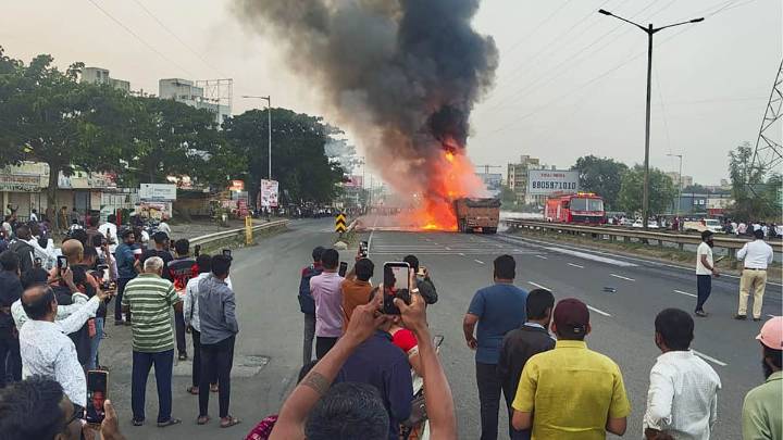 Pune: Car crushed between 2 container trucks; 6 dead over 10 injured
