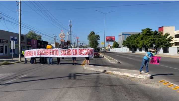Vecinos se Manifiestan por Fuga de Drenaje de Plaza Comercial en Colonia Misión del Sol