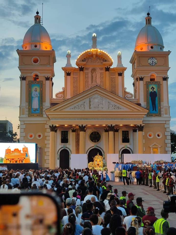 Monseñor José Luis Azuaje desde la Basílica de Chiquinquirá: «La tablita que pudo ser una tinaja se transformó en un símbolo de amor para el mundo»