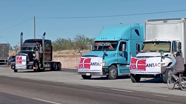 Arriban transportistas a la caseta de Sacramento y refuerzan protestas