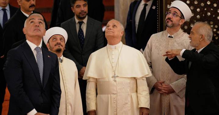 Pope visits Istanbul's Blue Mosque without praying
