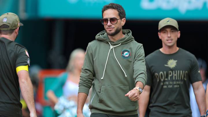 Dolphins’ Tyreek Hill reacts to Mike McDaniel’s alleged petty dunk on Bills fans