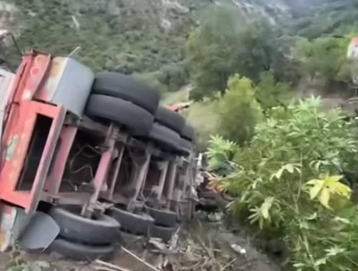 Dos menores fallecidos y seis heridos dejó grave accidente en Paz de Río