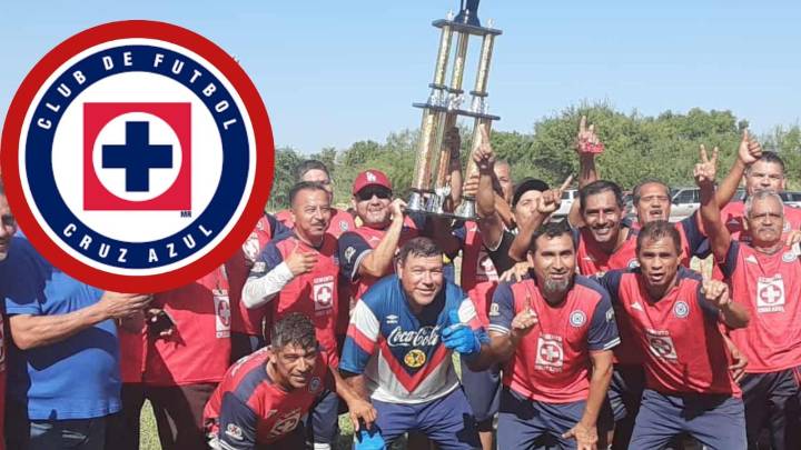 Jugadores del Cruz Azul felicitan al deportivo Bejines por su título en la Real Liga Ferrocarrilera