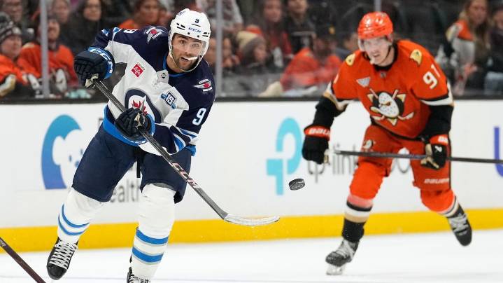 Sennecke, Carlsson each score twice in surging Ducks' 7th straight win, 4