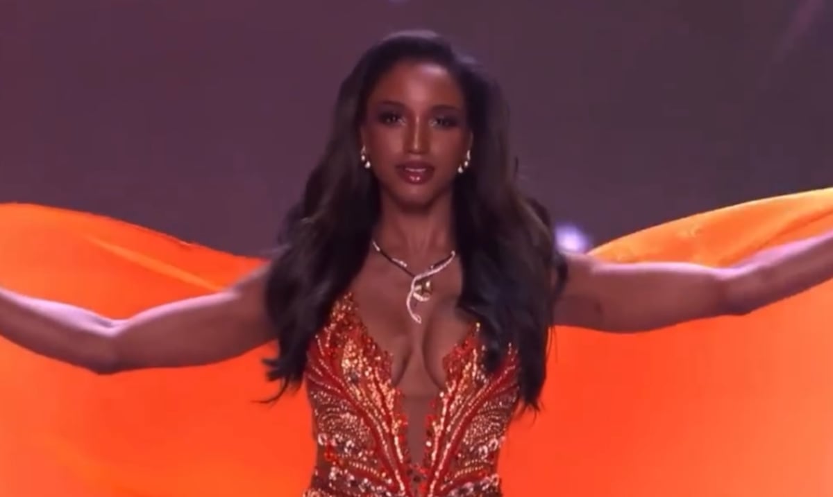 Miss Jamaica sufre caída en la preliminar de Miss Universe 2025