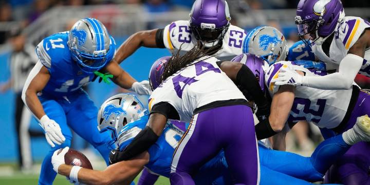 Minnesota leads Detroit 17-14 at halftime