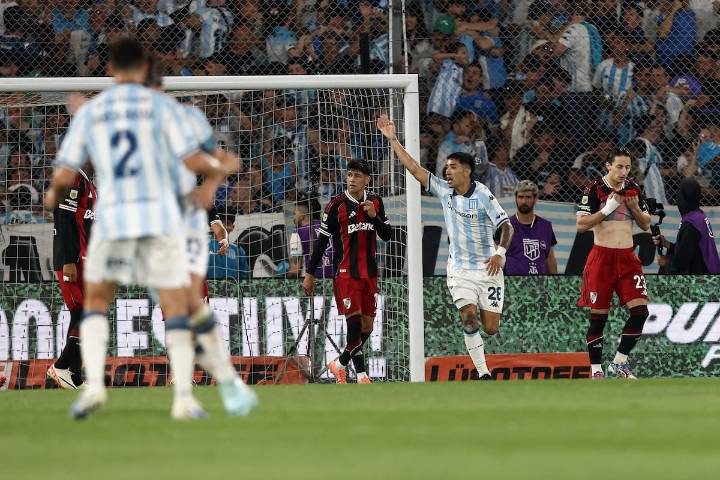 Éxtasis y fin de temporada. Racing se llevó por delante a lo guapo a un River asustadizo al que se le acabó el año