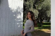 Atención invitadas: ¿y si el look más tendencia fuera un vestido gris?