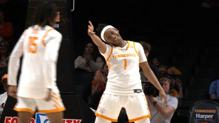 Nya Robertson drains 10 three-pointers to set Lady Vols single