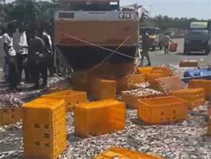 Kasargod: Pickup truck carrying fish overturns after wheel detaches