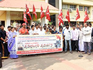 Mangaluru: Street vendors protest eviction drive near Kadri Park
