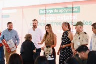 Tlajomulco entrega cheques a familias afectadas por inundaciones