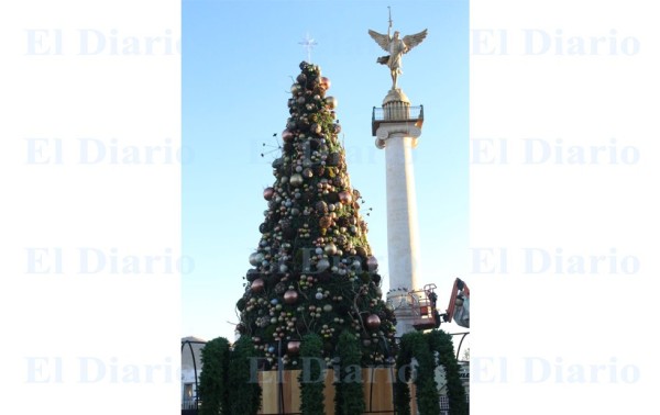 Colocan mega árbol de Navidad en Plaza del Ángel