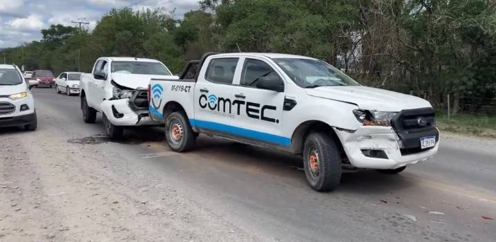 Frenada imprevista causó un fuerte choque entre camionetas cerca del aeropuerto