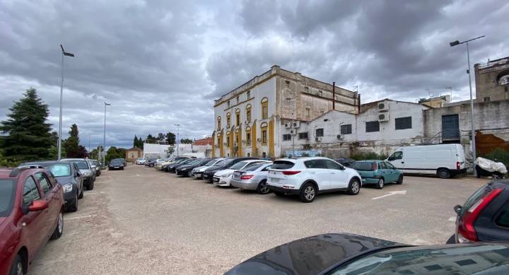 Golpes y roturas en vehículos: exigen seguridad en el aparcamiento del Palacio de Godoy