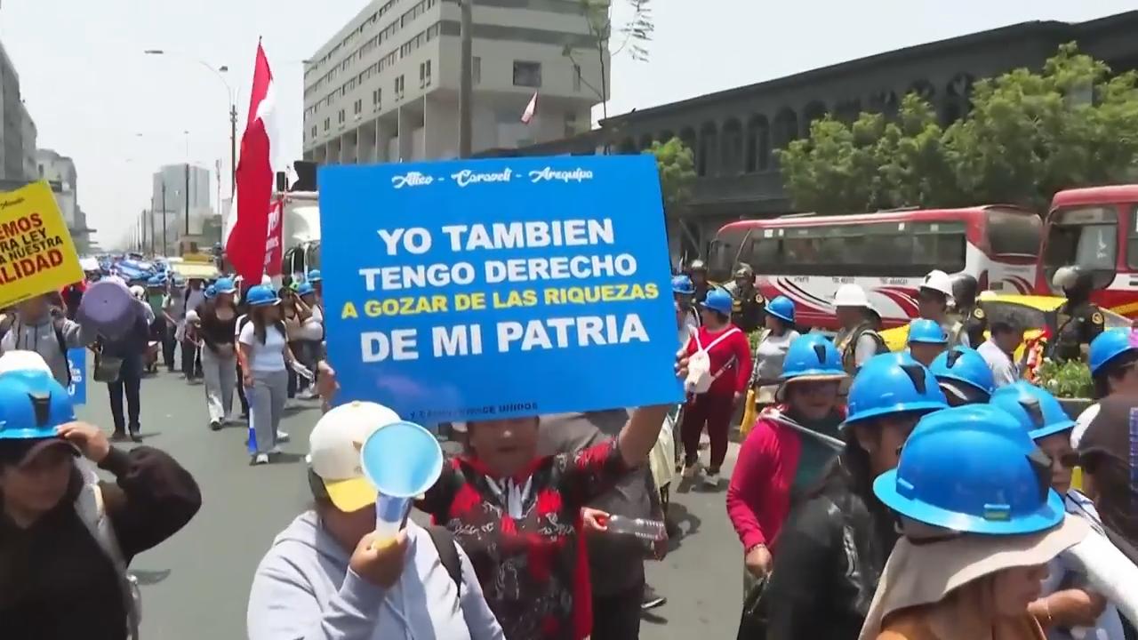 Miners in Peru protest outside Congress to be allowed to work