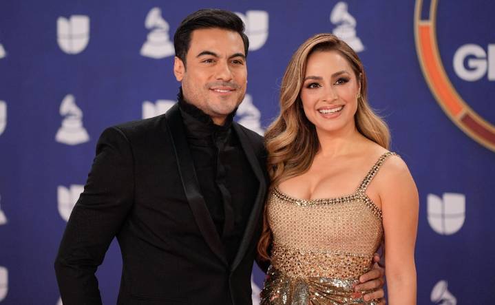 Cynthia Rodríguez presume beso de Carlos Rivera en alfombra roja