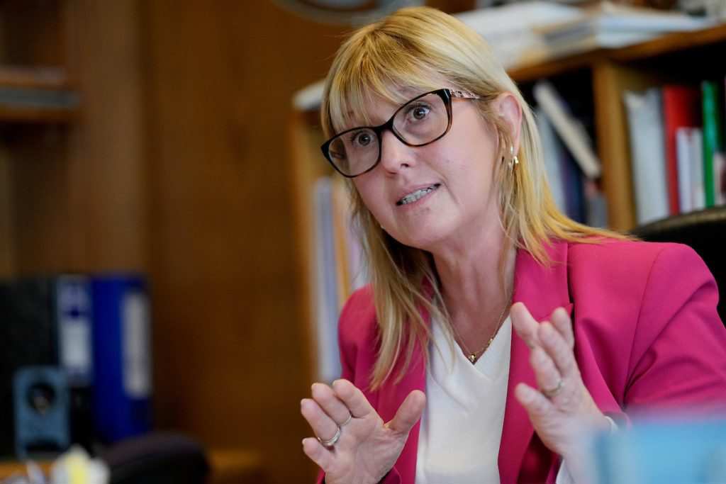 Ministra de Salud uruguaya encara interpelación de oposición