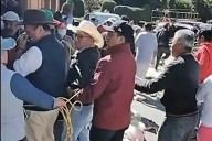 Amarran habitantes a cinco funcionarios de El Oro, Edomex