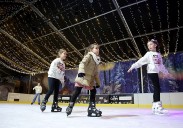 Niños y adolescentes, los que más disfrutan la pista de hielo de Oviedo