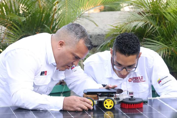 Manos venezolanas crean el primer robot de limpieza para paneles solares