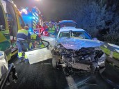 Cuatro heridos en un aparatoso accidente entre un turismo y un autobús en la A